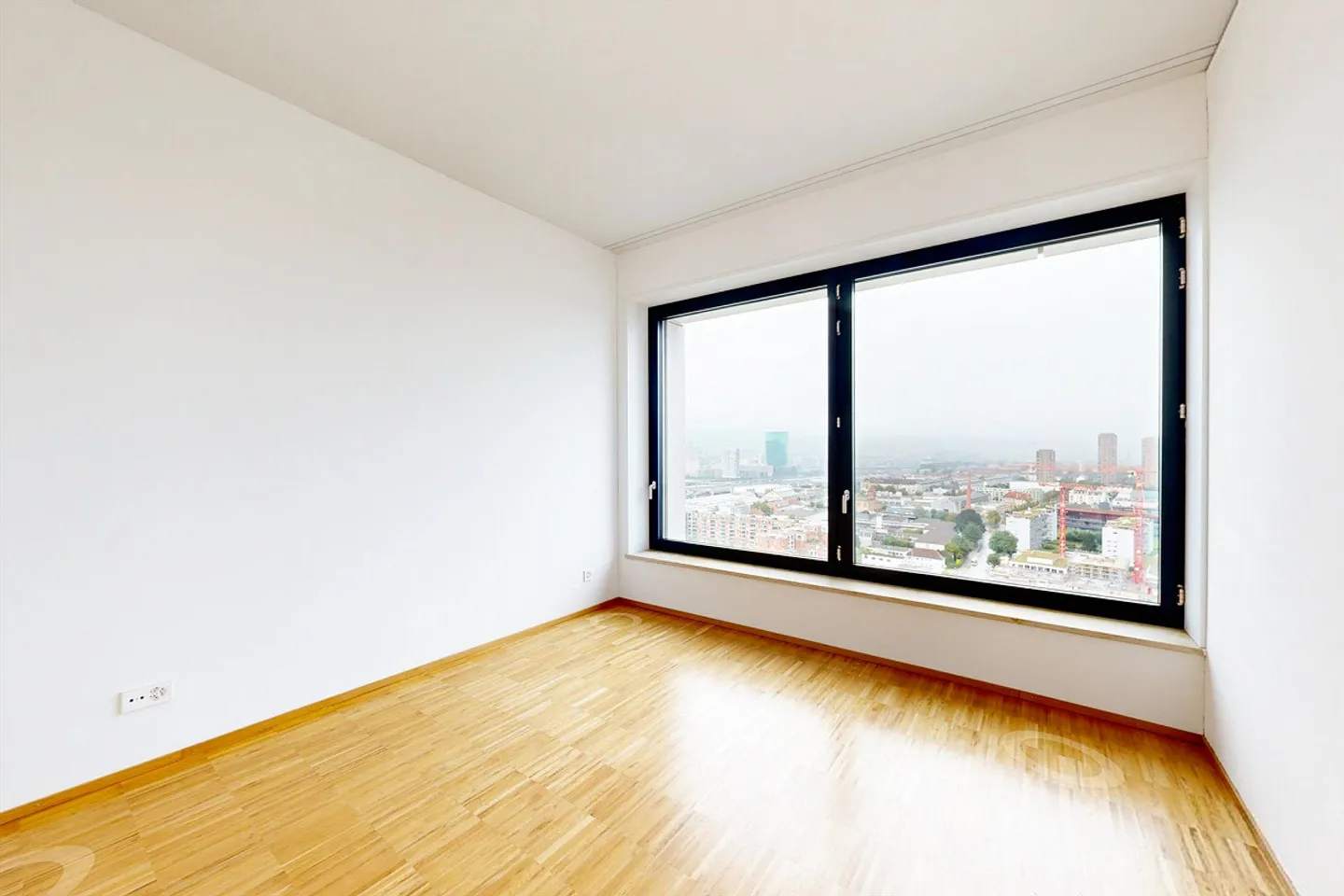 Living on the top floor with a view over Zurich - Photo 5 of 10