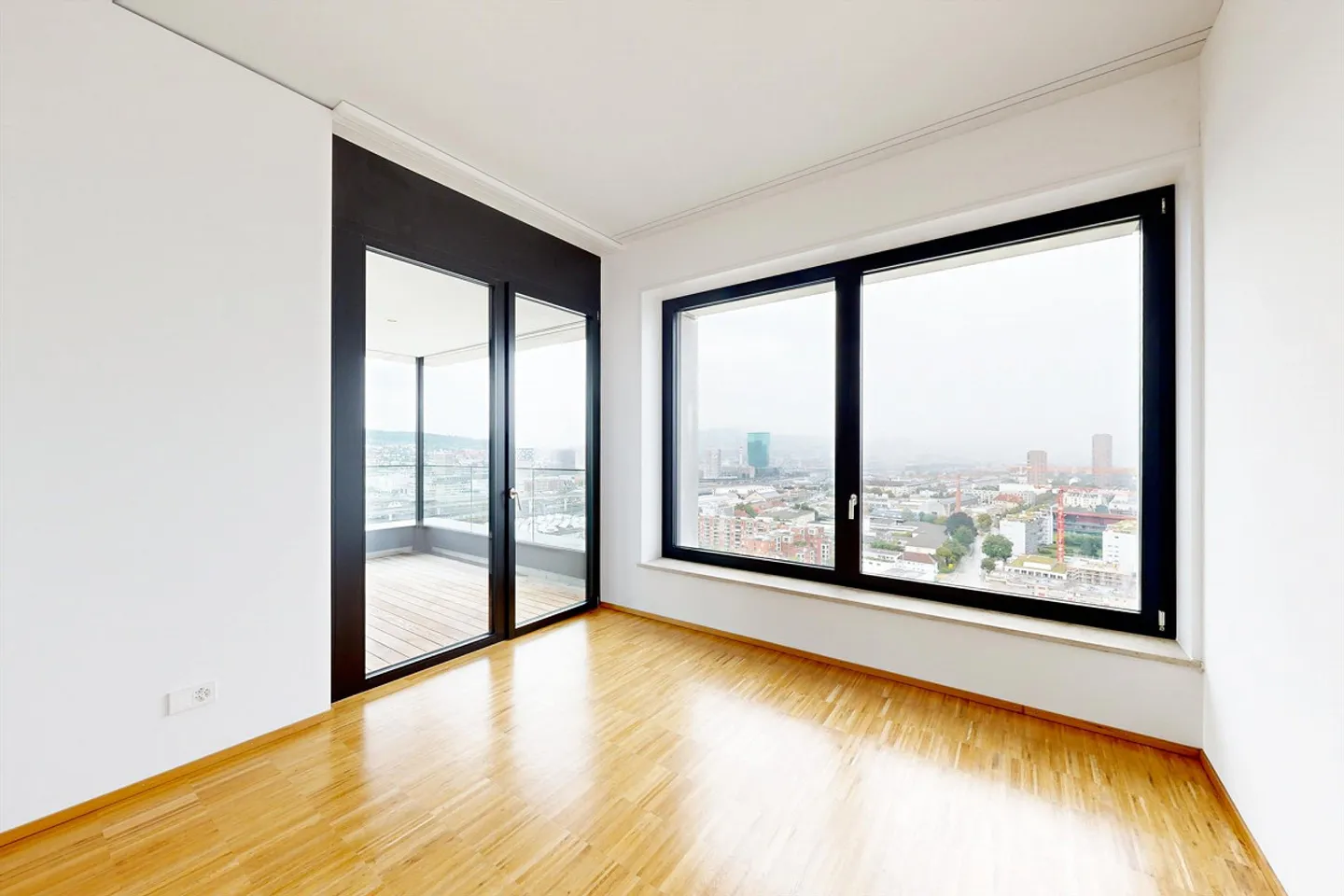 Living on the top floor with a view over Zurich - Photo 6 of 10