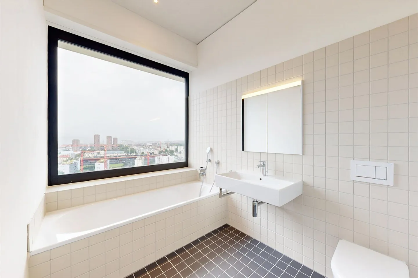 Living on the top floor with a view over Zurich - Photo 7 of 10