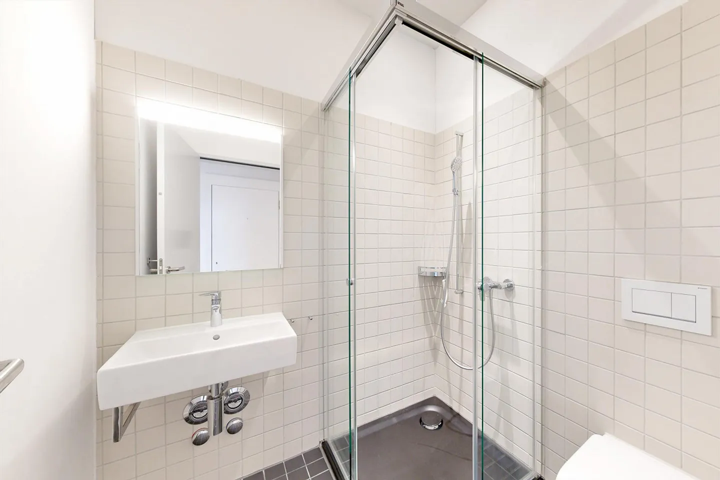 Living on the top floor with a view over Zurich - Photo 8 of 10