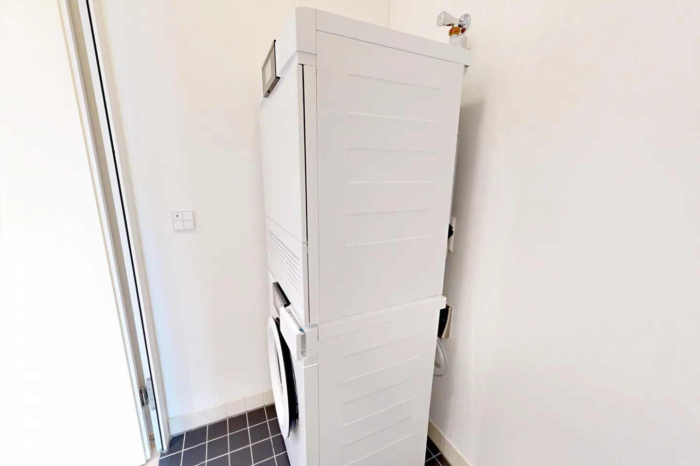 Living on the top floor with a view over Zurich - Photo 9 of 10