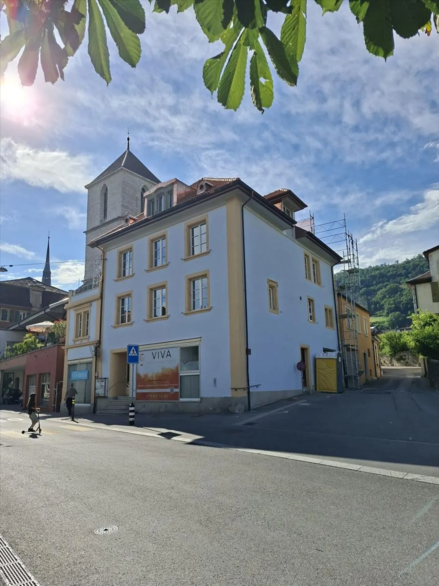 Charmantes und großes 4,5-Zimmer-Wohnung komplett renoviert im Zentrum der Stadt La Neuveville - Foto 1 von 10