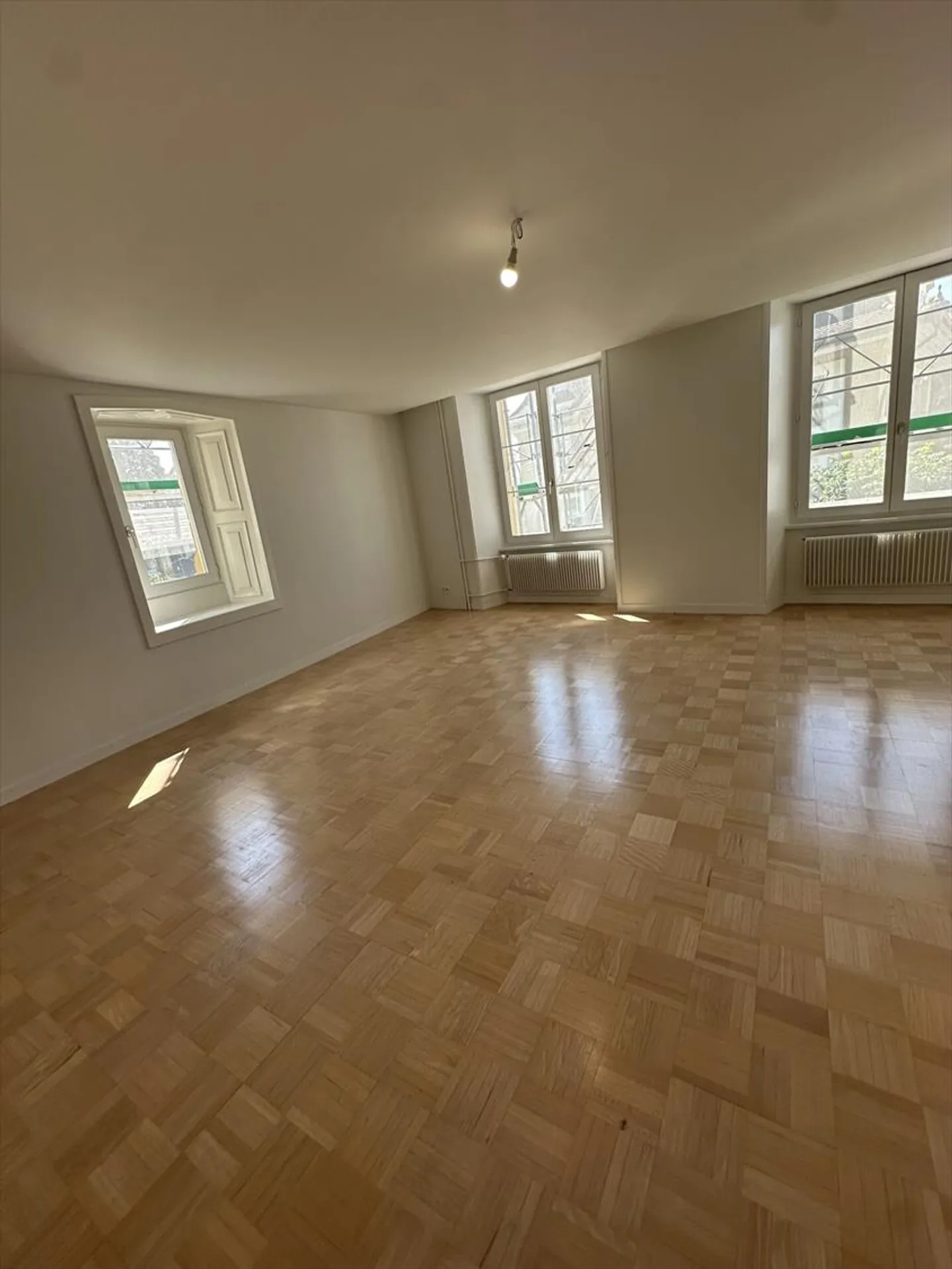 Charmantes und großes 4,5-Zimmer-Wohnung komplett renoviert im Zentrum der Stadt La Neuveville - Foto 2 von 10