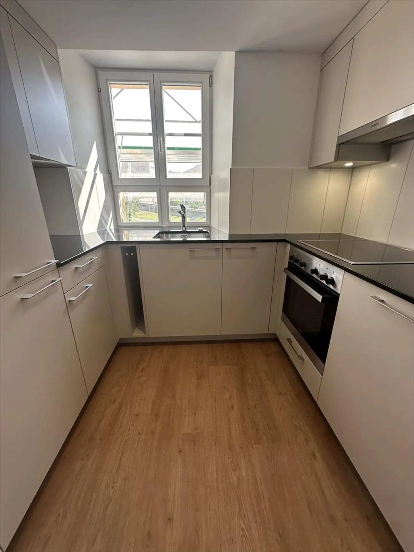 Charmantes und großes 4,5-Zimmer-Wohnung komplett renoviert im Zentrum der Stadt La Neuveville - Foto 3 von 10