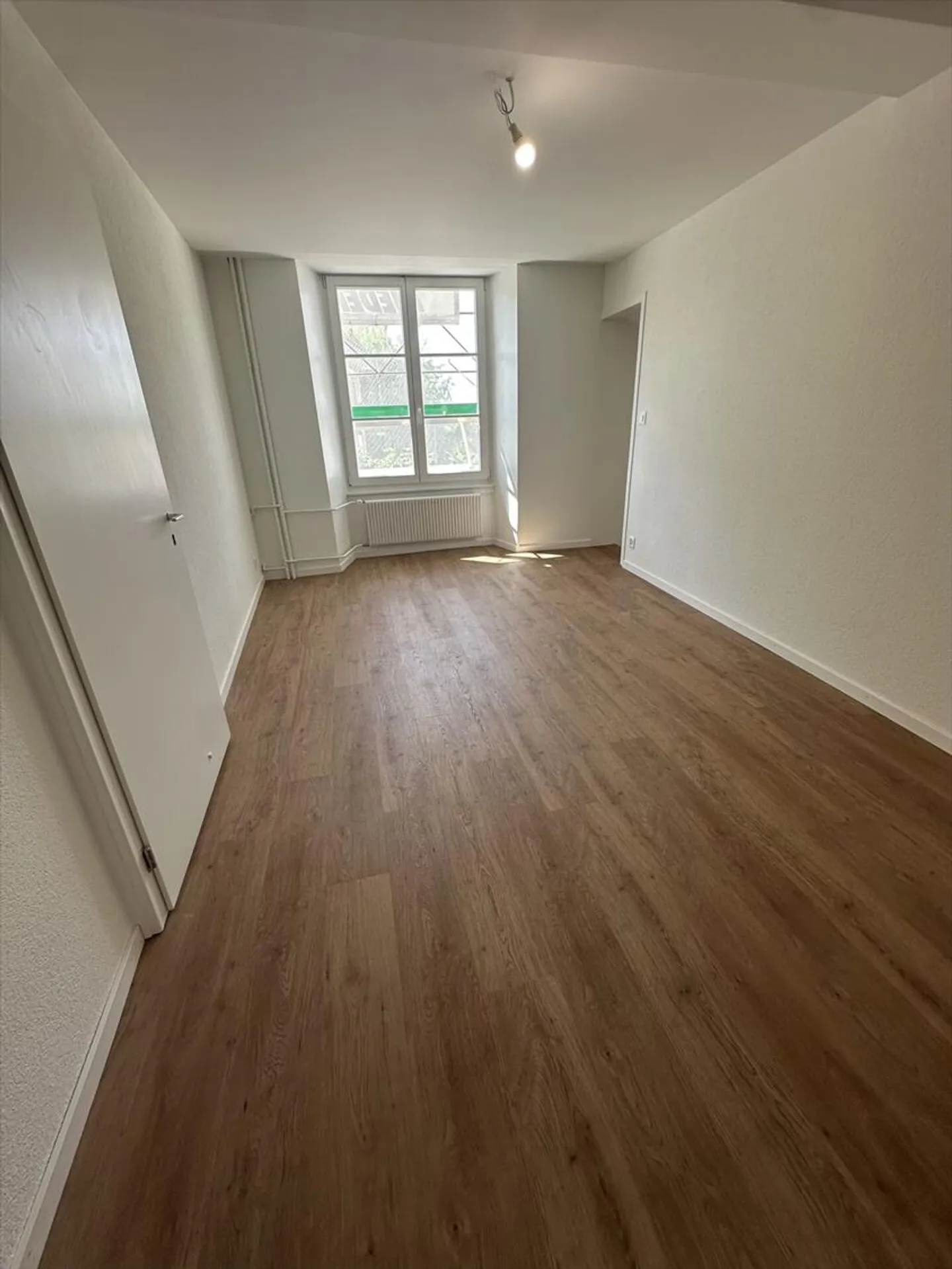 Charmantes und großes 4,5-Zimmer-Wohnung komplett renoviert im Zentrum der Stadt La Neuveville - Foto 4 von 10