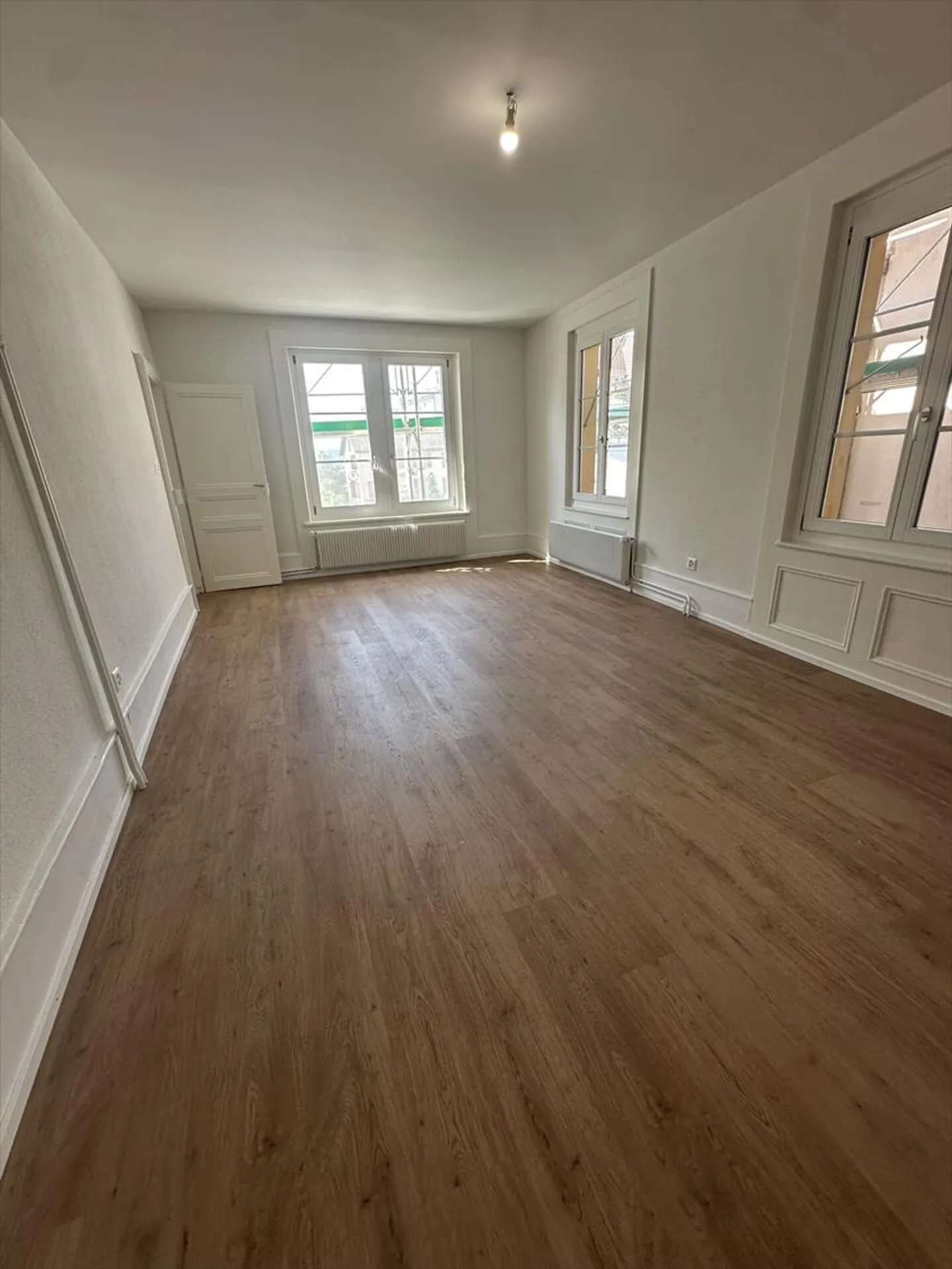 Charmantes und großes 4,5-Zimmer-Wohnung komplett renoviert im Zentrum der Stadt La Neuveville - Foto 5 von 10