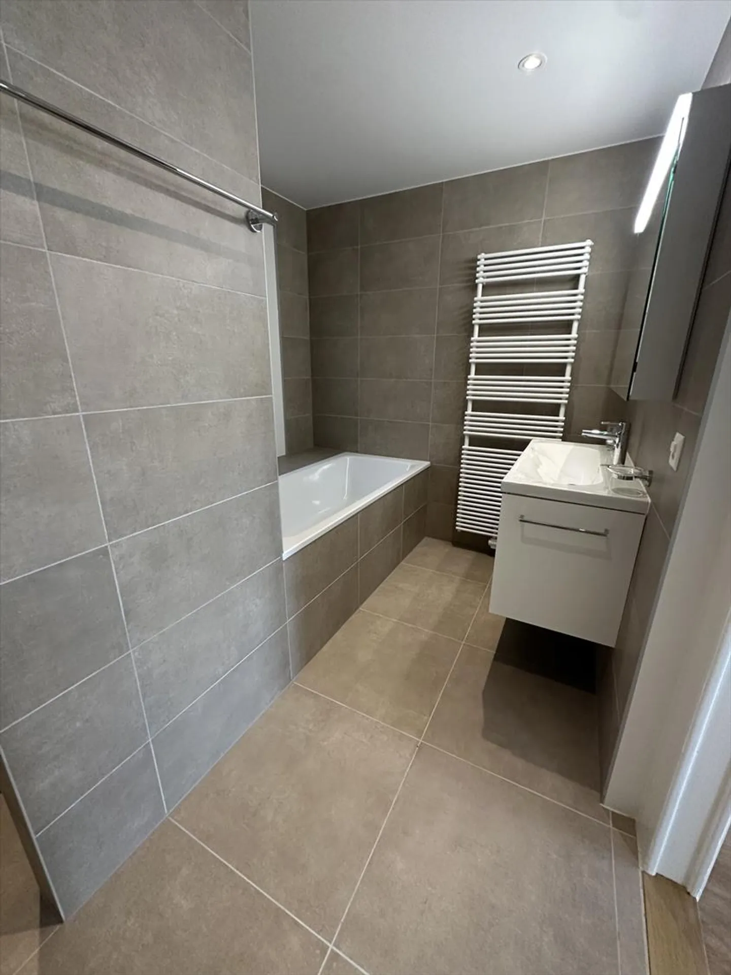 Charmantes und großes 4,5-Zimmer-Wohnung komplett renoviert im Zentrum der Stadt La Neuveville - Foto 8 von 10