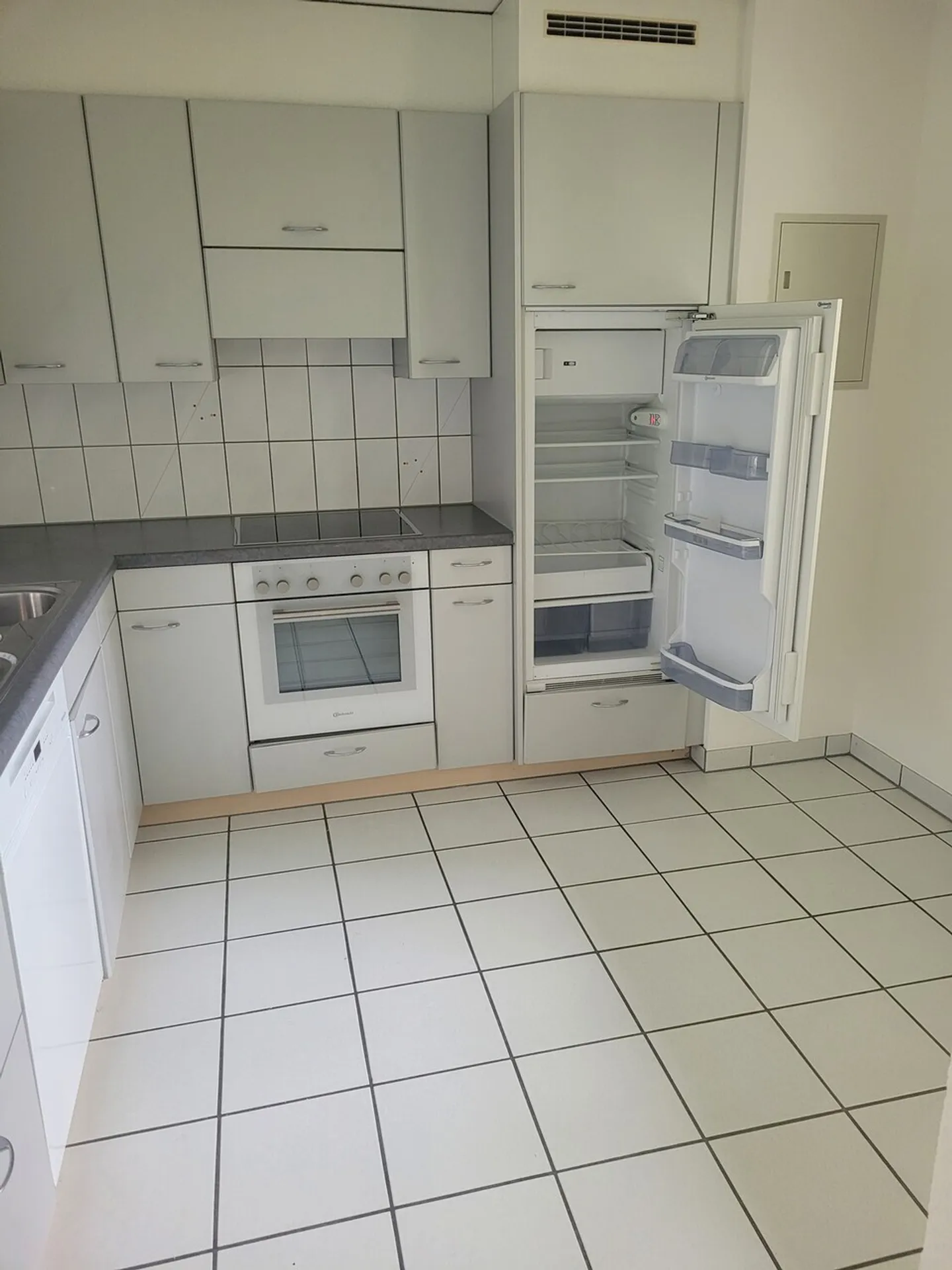 Spacious 3.5 Room Apartment - Photo 3 of 6