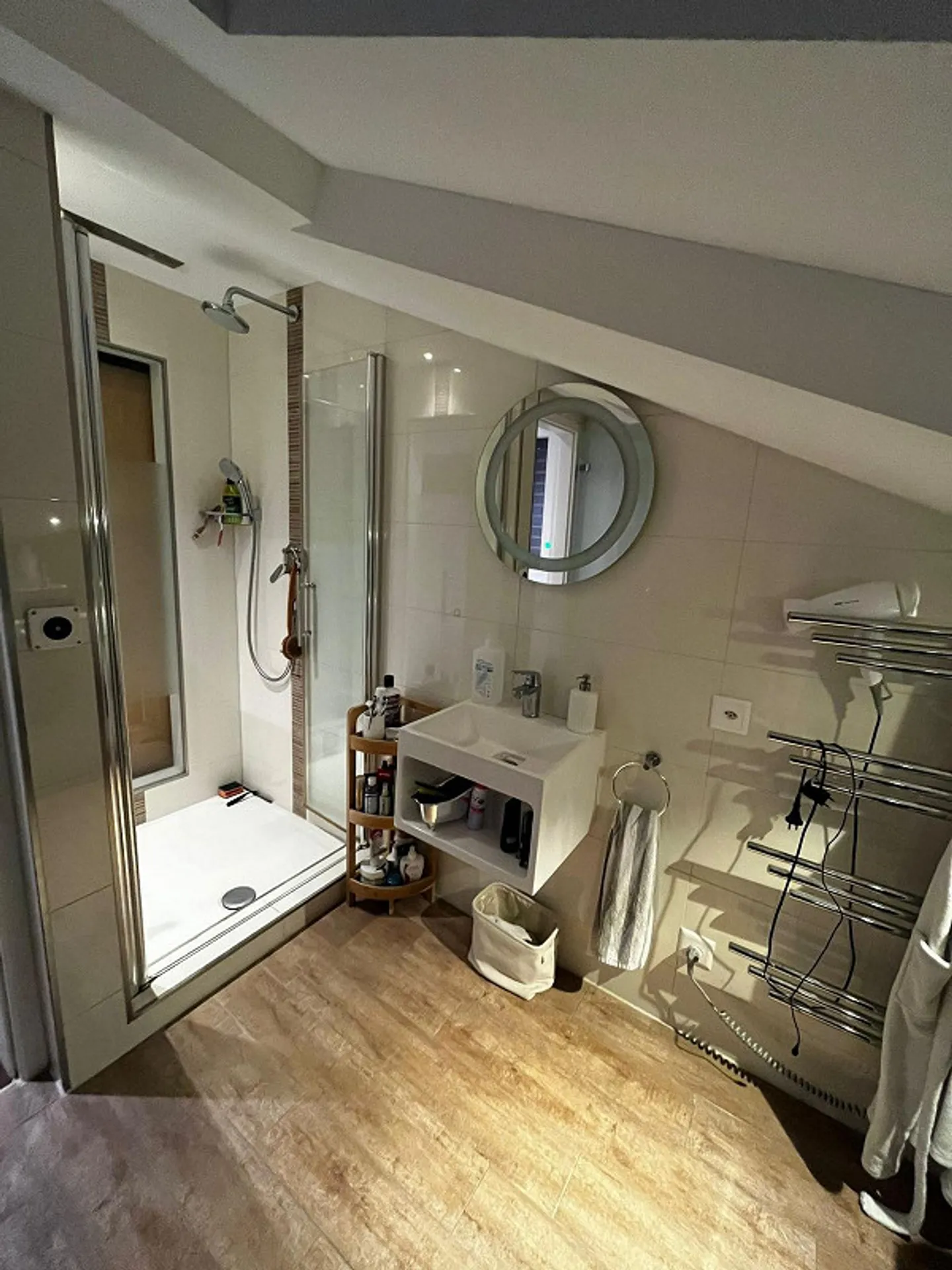 Bellissimo appartamento mansardato in affitto - Foto 8 di 9