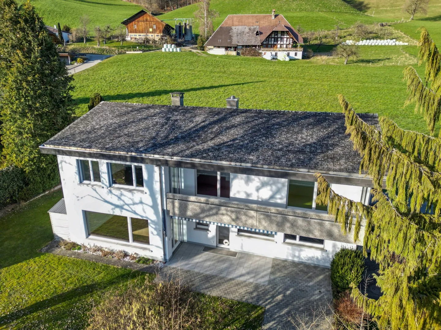 Attractive Detached Single-Family House - Photo 2 of 30