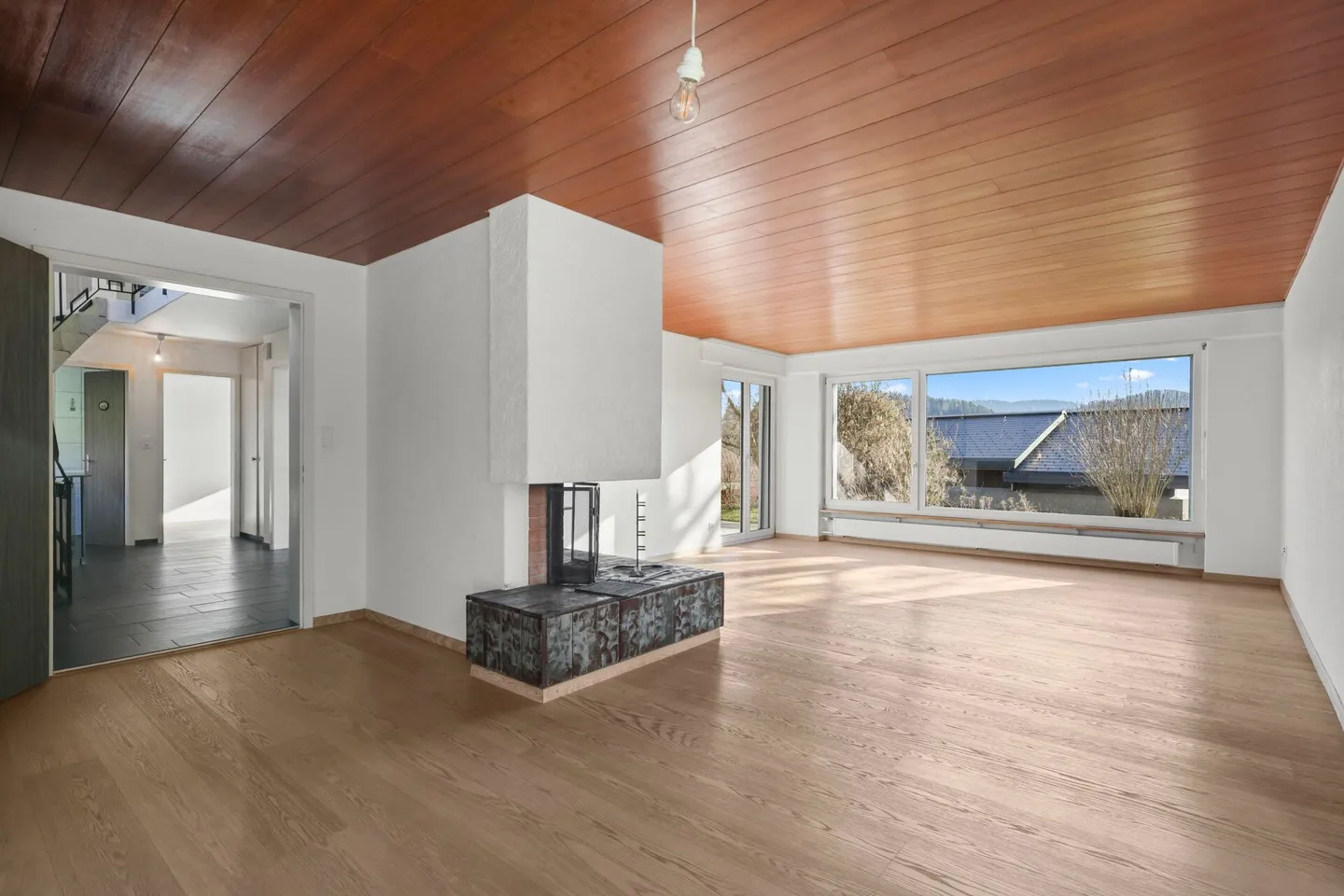 Attractive Detached Single-Family House - Photo 3 of 30