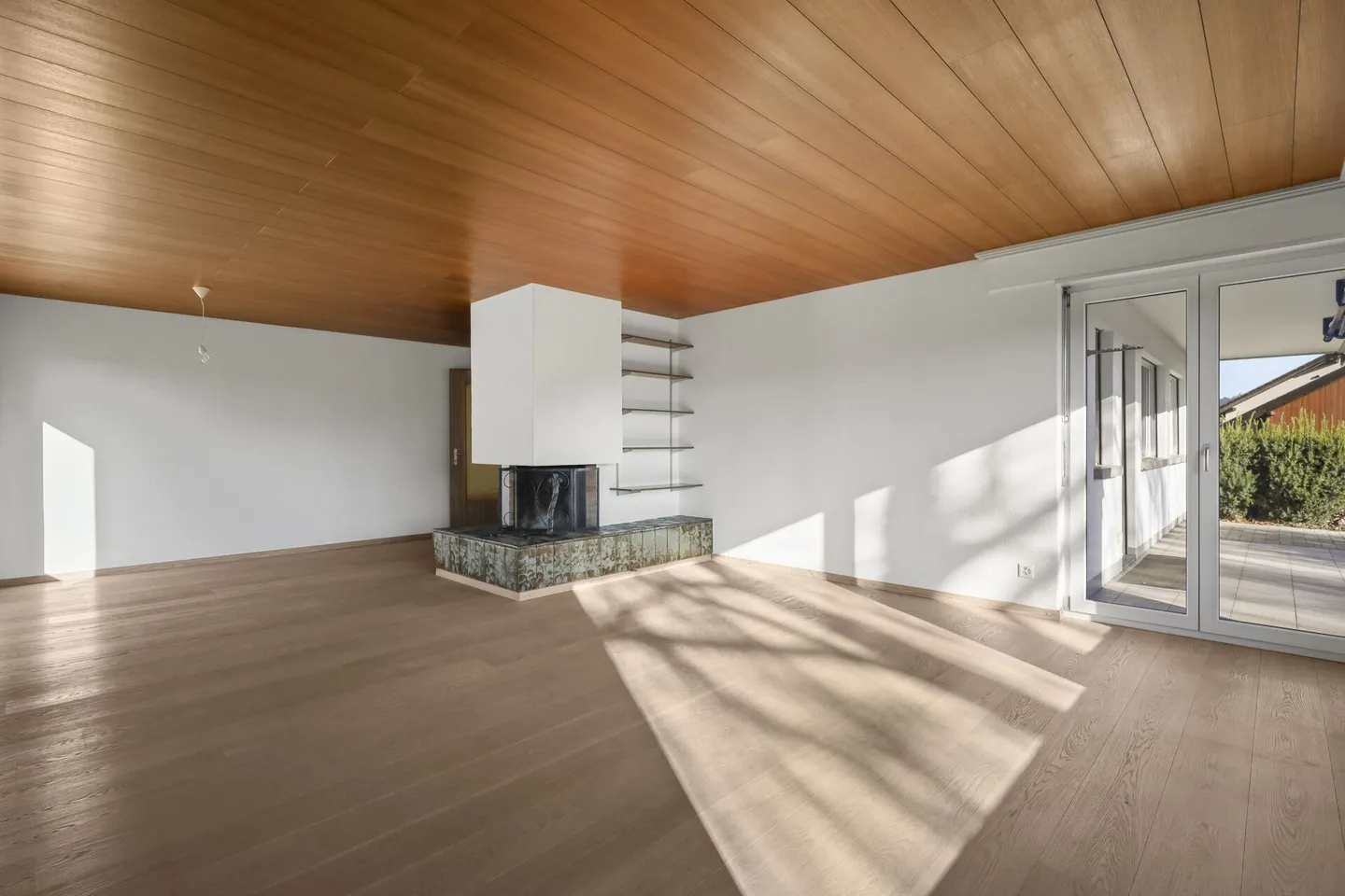 Attractive Detached Single-Family House - Photo 4 of 30