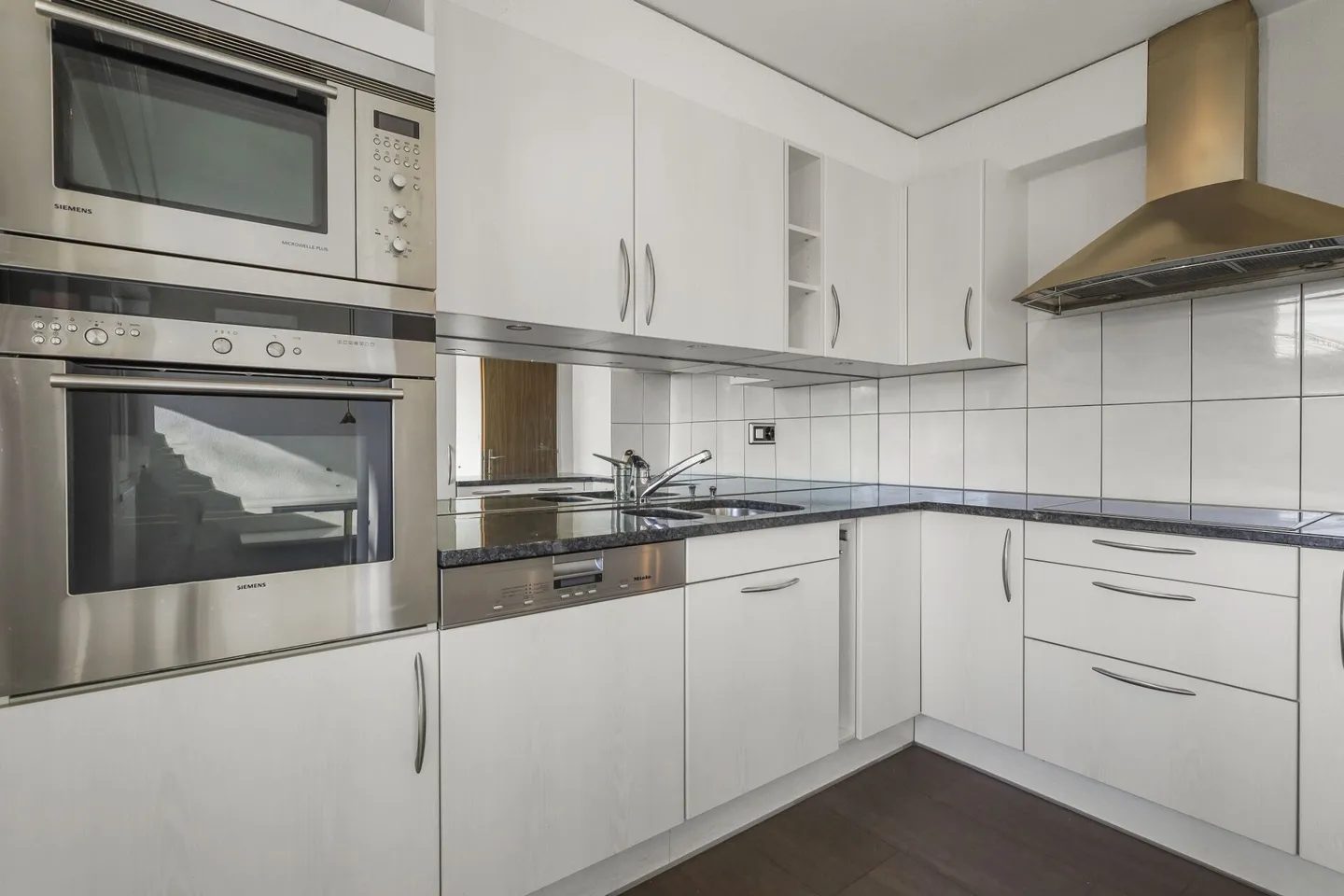 Attractive Detached Single-Family House - Photo 5 of 30