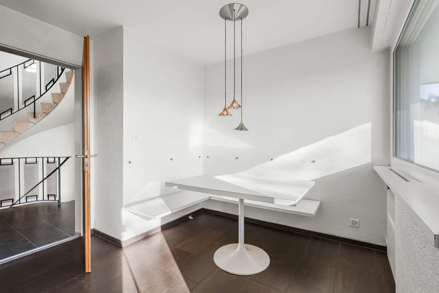 Attractive Detached Single-Family House - Photo 6 of 30