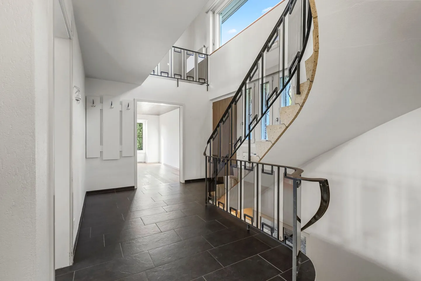 Attractive Detached Single-Family House - Photo 10 of 30