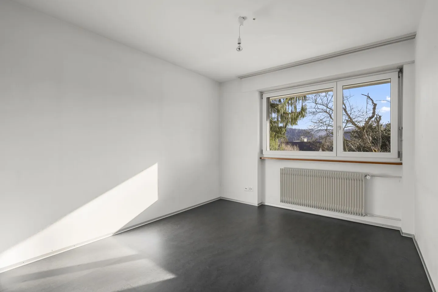 Attractive Detached Single-Family House - Photo 16 of 30