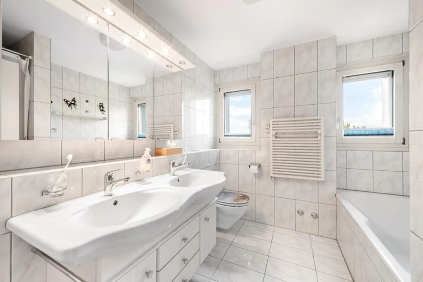 Avec une vue fantastique surplombant Brugg - Votre nouveau chez-vous ! - Photo 4 sur 9