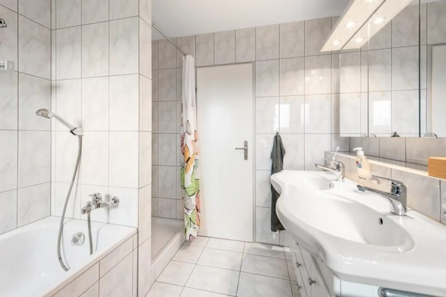 Avec une vue fantastique surplombant Brugg - Votre nouveau chez-vous ! - Photo 5 sur 9