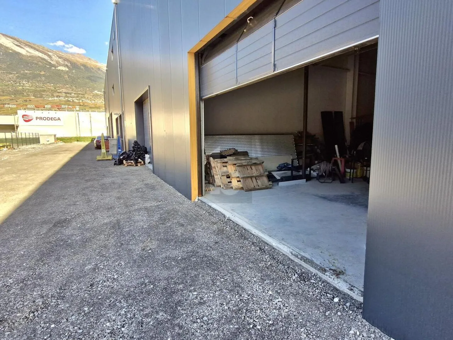 DEPOSITO NUOVO LUNGO L'AUTOSTRADA - Foto 2 di 5