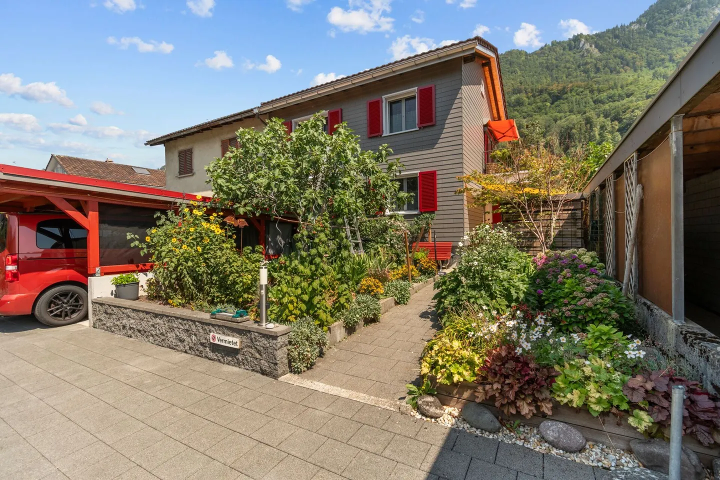 Charming, modernized semi-detached family house with plenty of greenery - Photo 1 of 11
