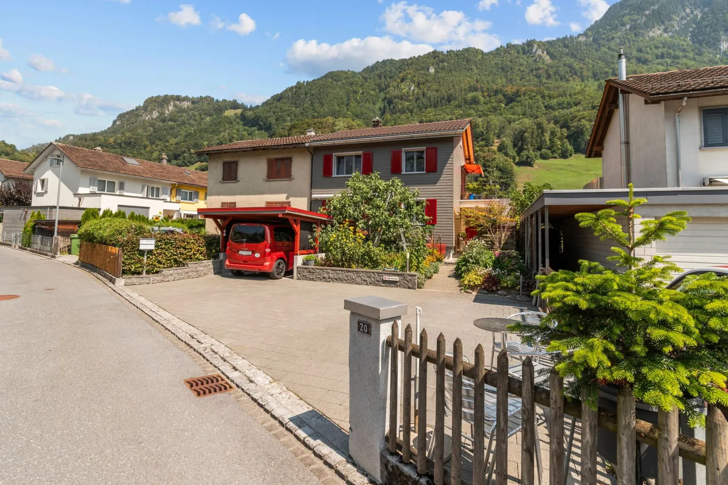 Charming, modernized semi-detached family house with plenty of greenery - Photo 2 of 11