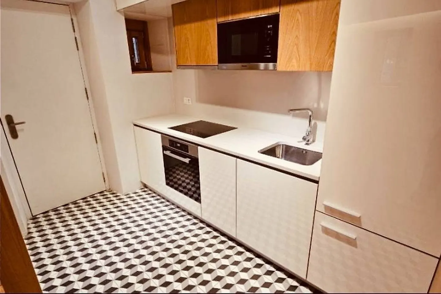 Renovated Apartment with Terrace - Photo 4 of 8