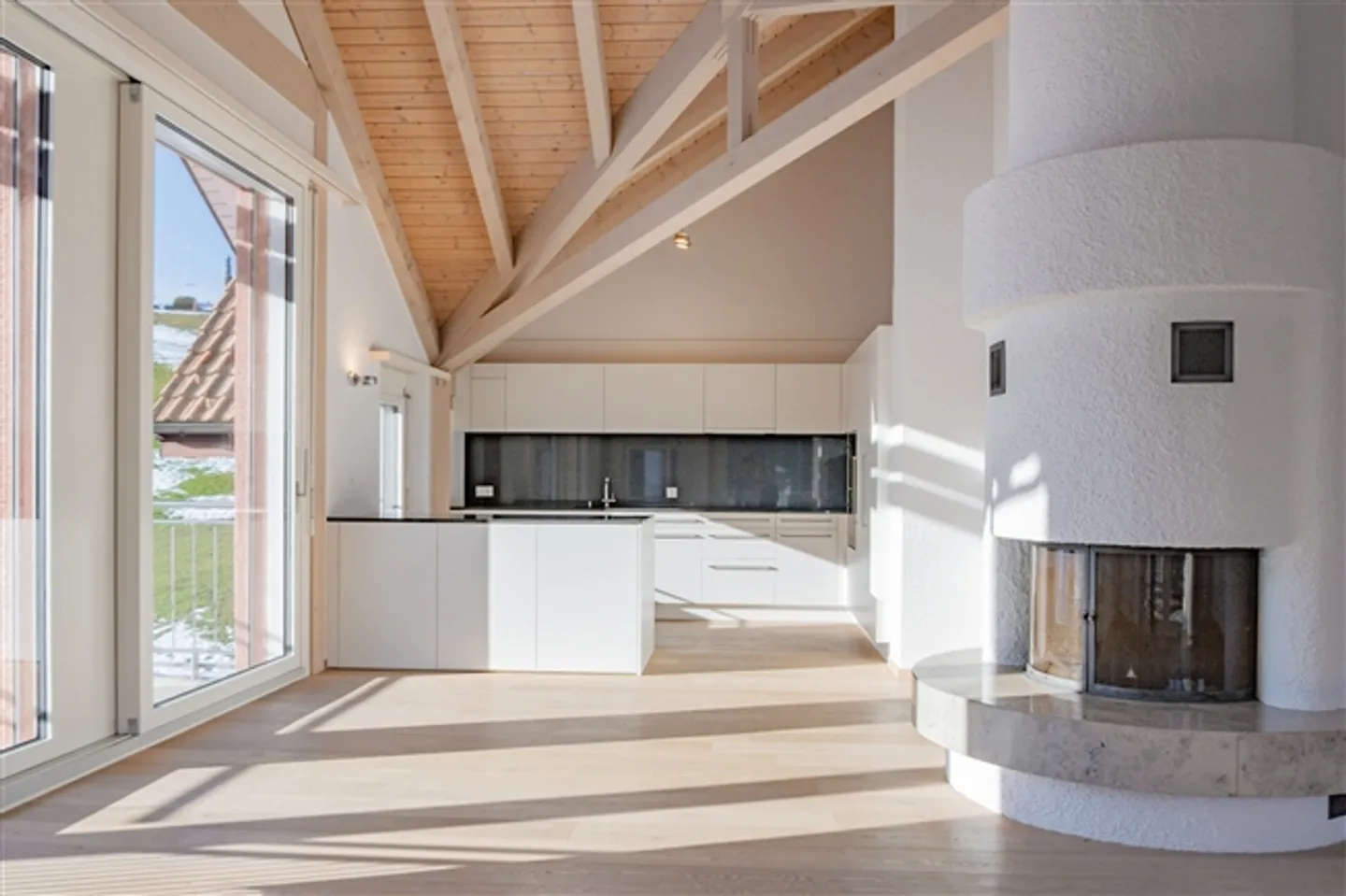 Attico luminoso con camino, travi a vista e vista mozzafiato su Degersheim - Foto 3 di 8