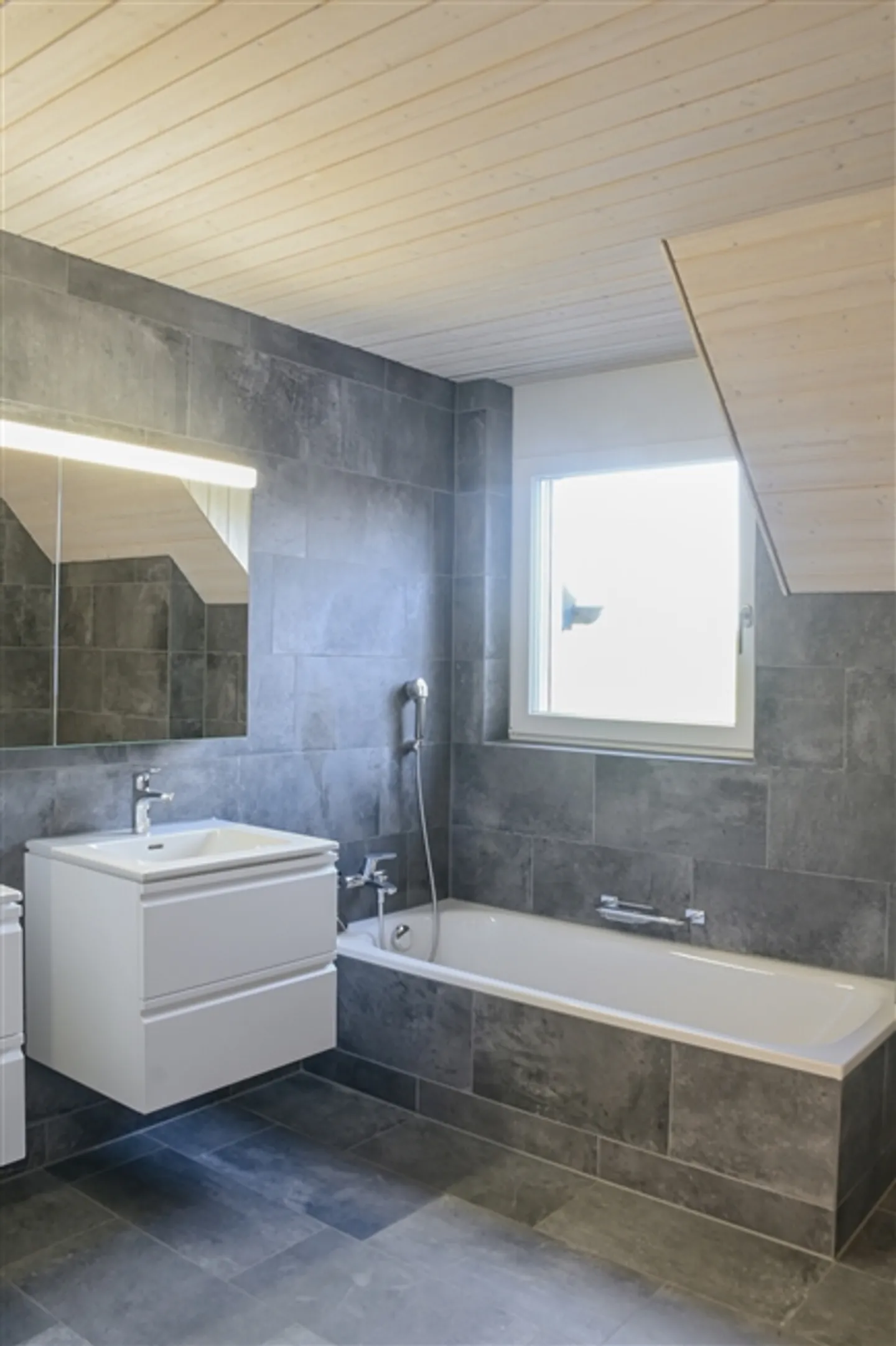 Attico luminoso con camino, travi a vista e vista mozzafiato su Degersheim - Foto 6 di 8