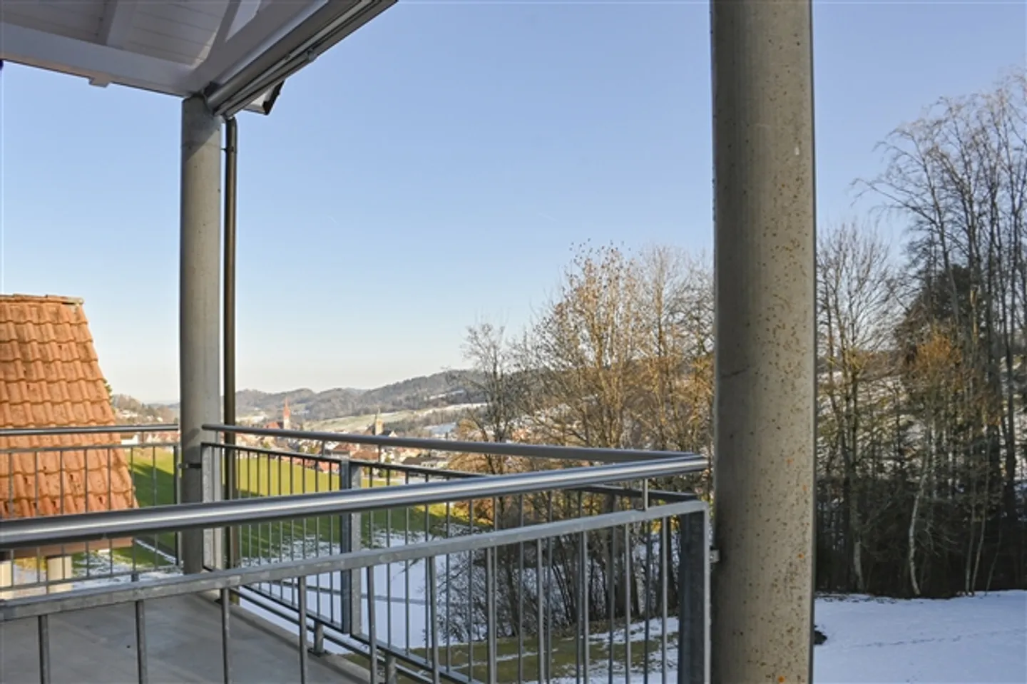 Attico luminoso con camino, travi a vista e vista mozzafiato su Degersheim - Foto 8 di 8