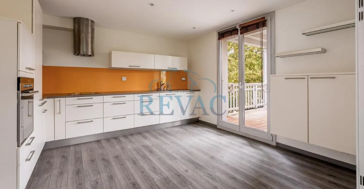 Exceptional villa in Conches with vast development potential - Photo 1 of 6
