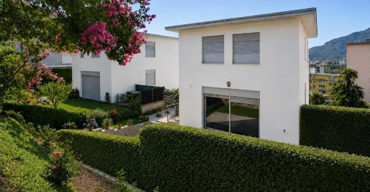 Stunning private garden, livable balcony, modern spaces in a quiet neighborhood with no condominium fees - Photo 2 of 9