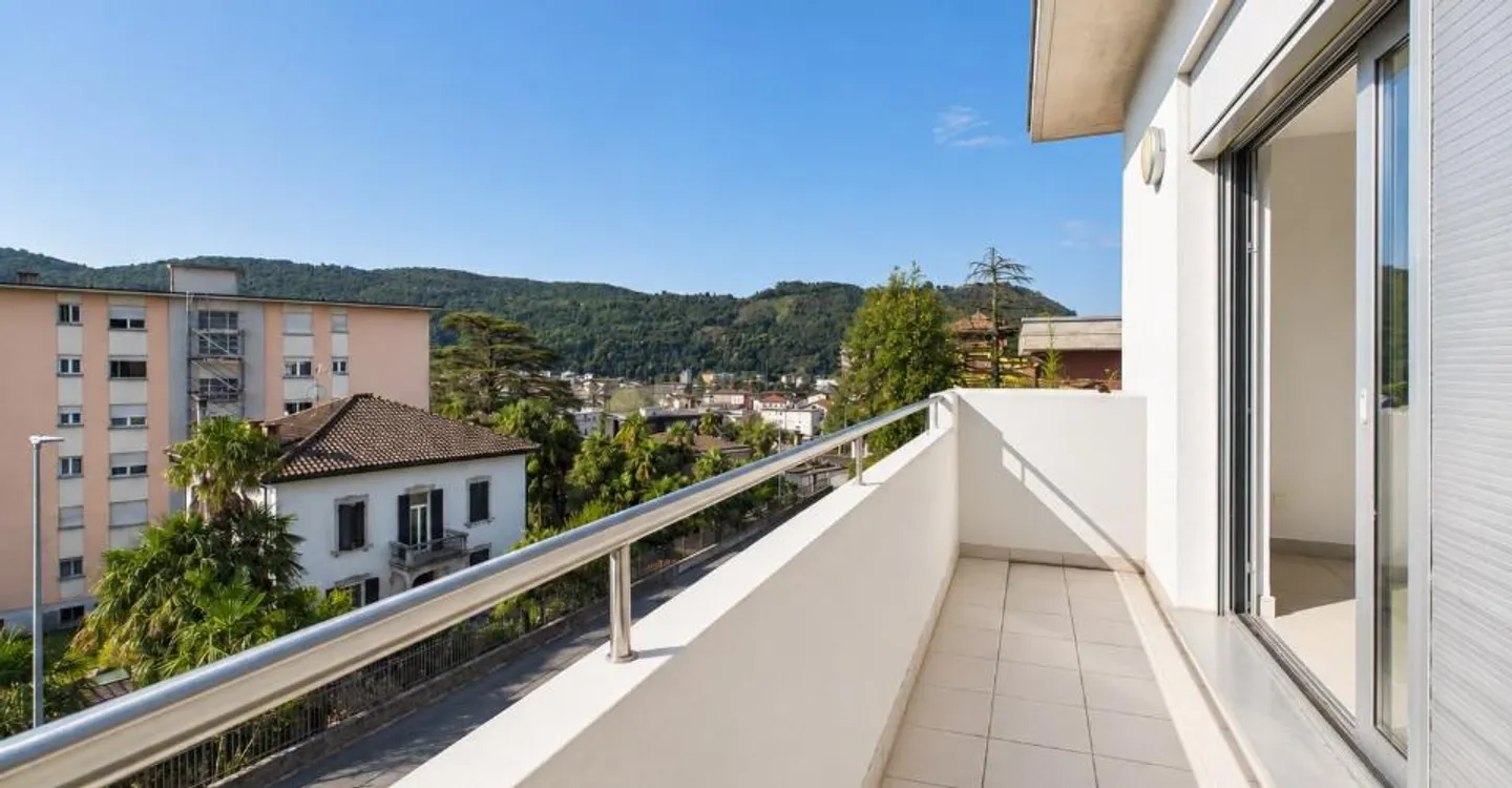 Stunning private garden, livable balcony, modern spaces in a quiet neighborhood with no condominium fees - Photo 5 of 9