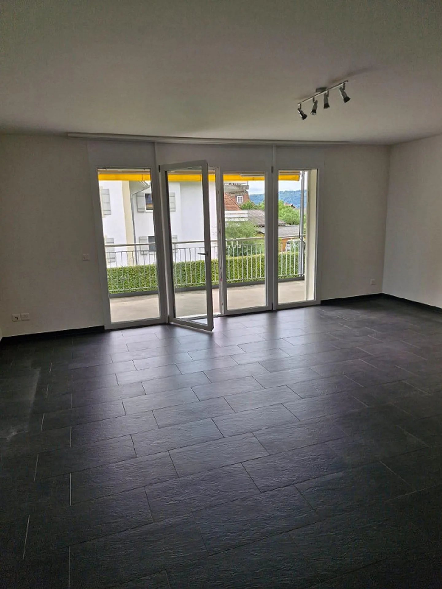 Modern 2.5-room apartment in Ins - Photo 3 of 5