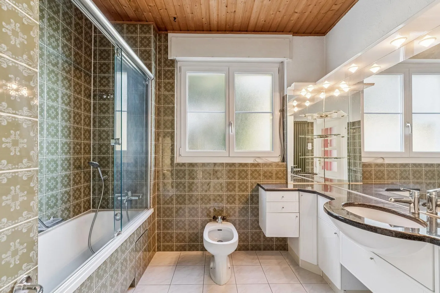 Charming Home with Luxurious Garden Ambiance - Photo 4 of 5