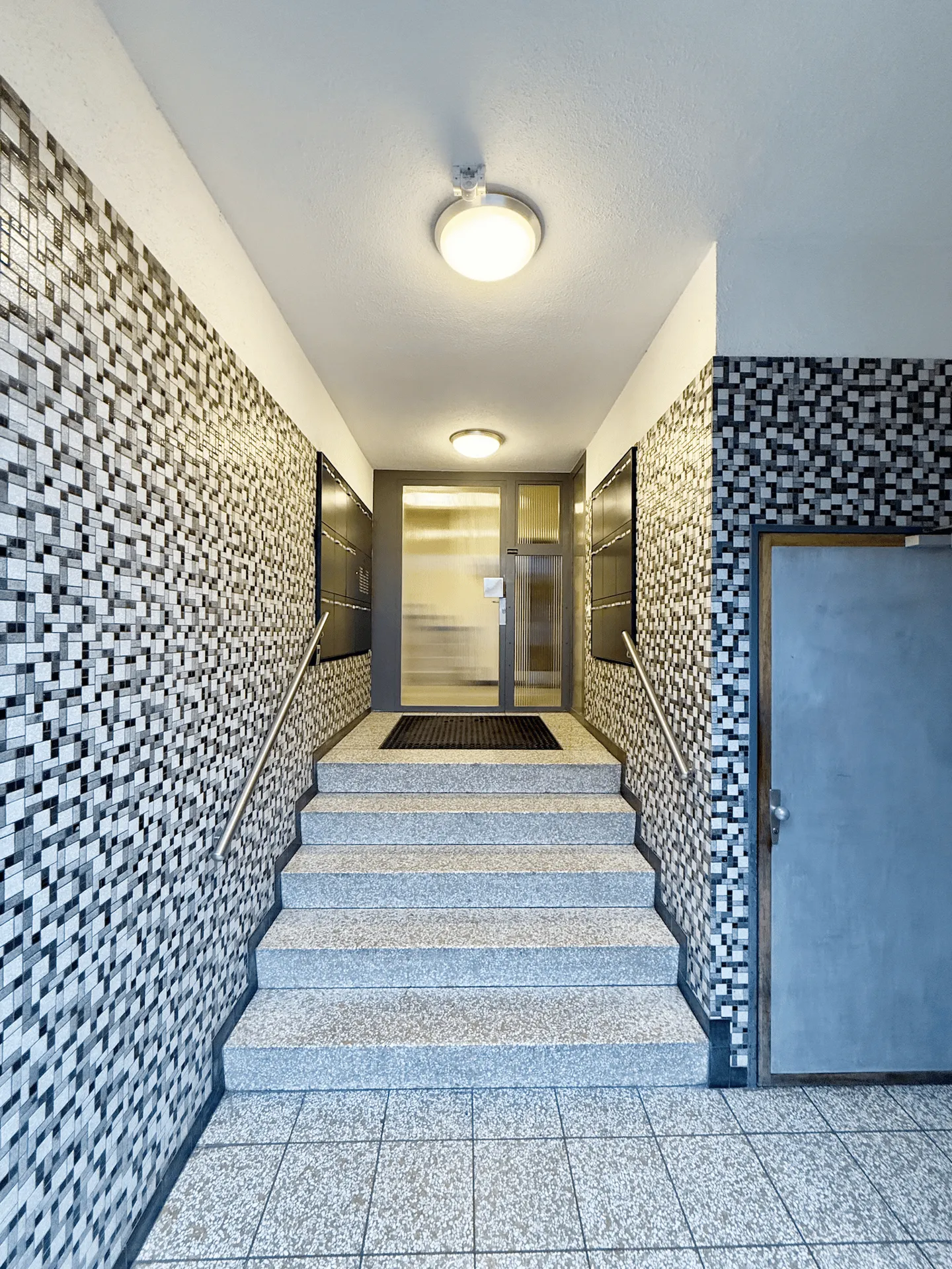 Renovation object with potential - 2-room apartment in Basel-Nord - Photo 2 of 19