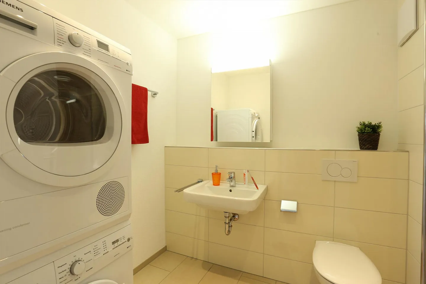 Stylish living in the center - Photo 5 of 7