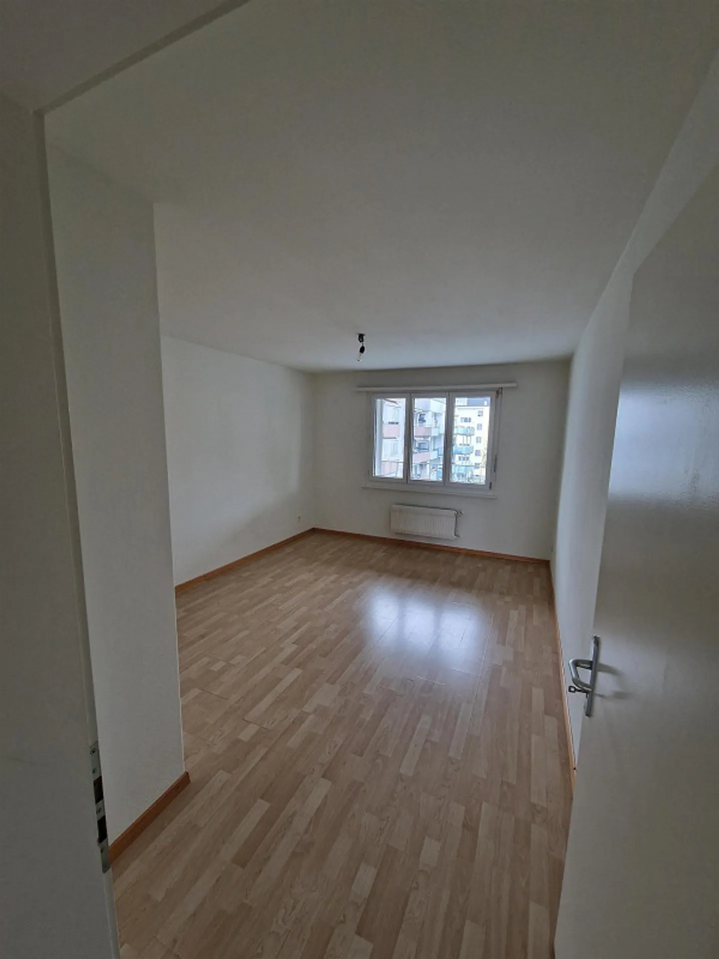 Luminoso appartamento di 4,5 stanze in una buona posizione a 8953 Dietikon - Foto 11 di 13