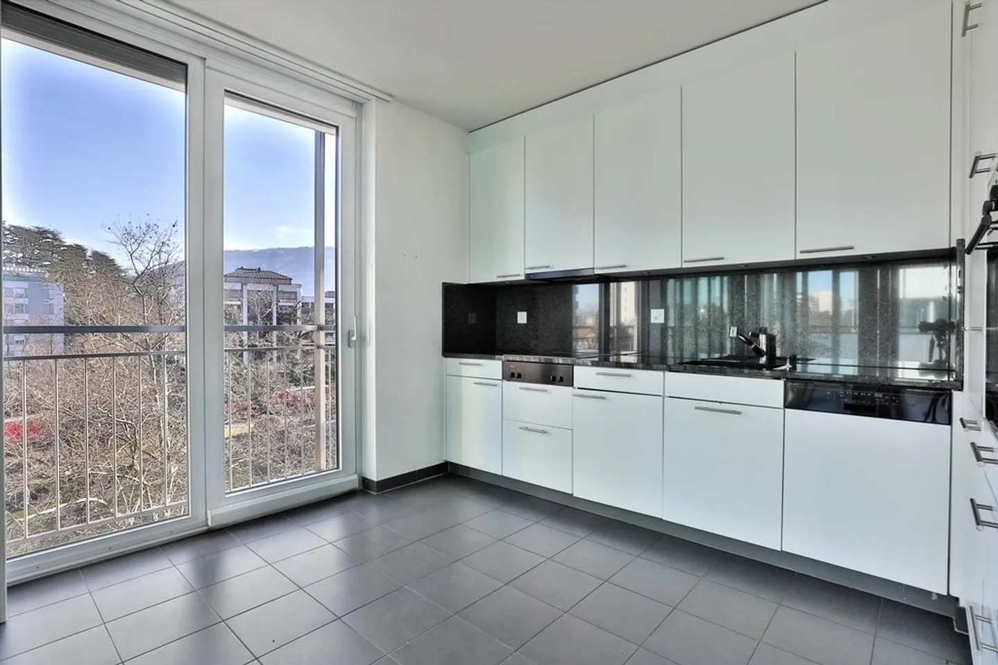 Spacious apartment in the Champel district - Photo 2 of 6