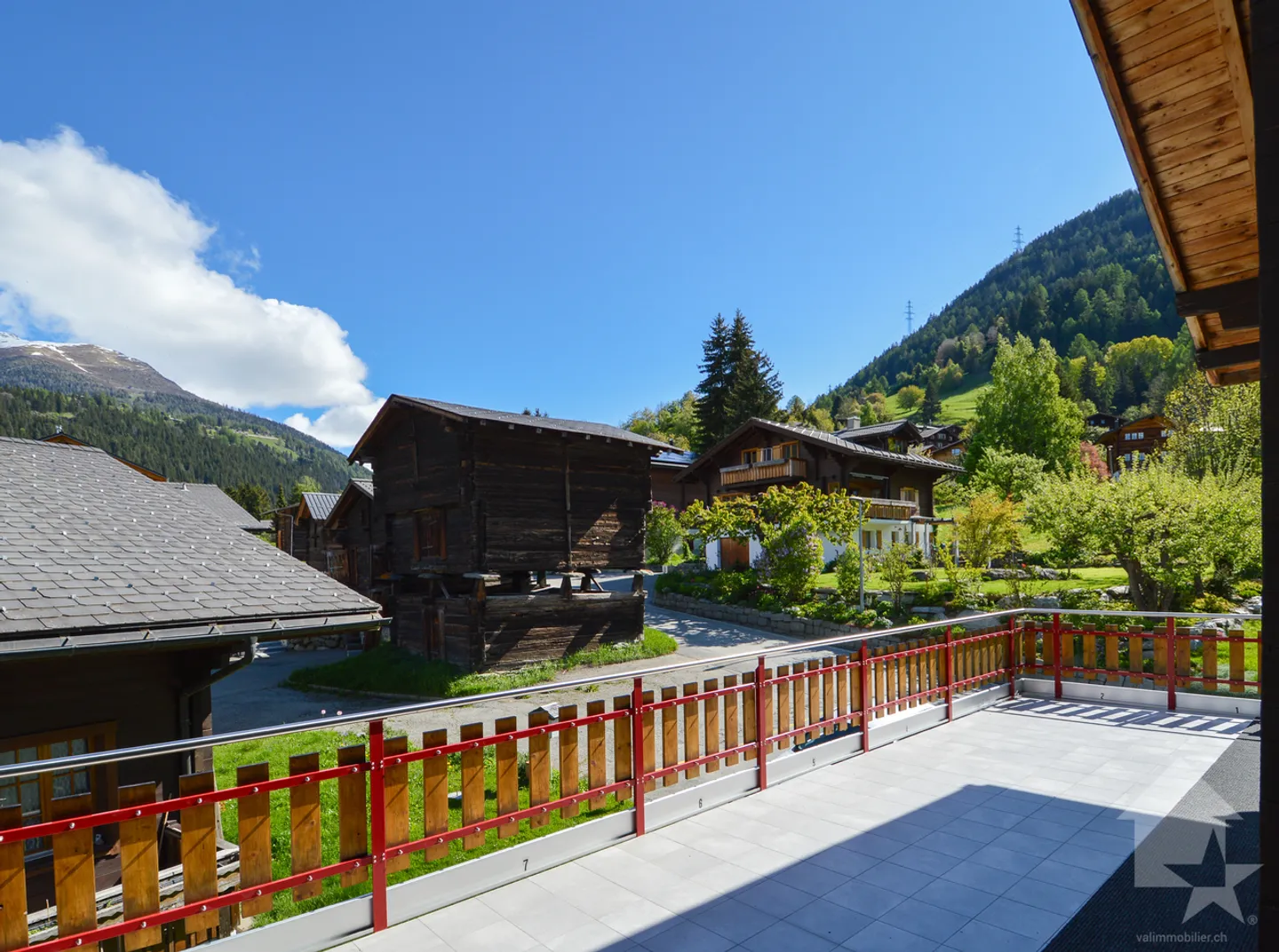 Perfectly maintained residential building for flexible use - Photo 4 of 13