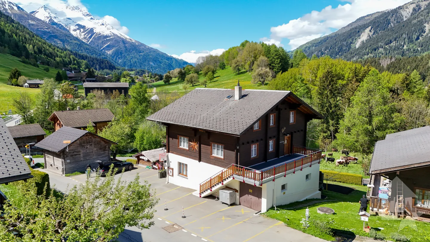 Perfectly maintained residential building for flexible use - Photo 3 of 13