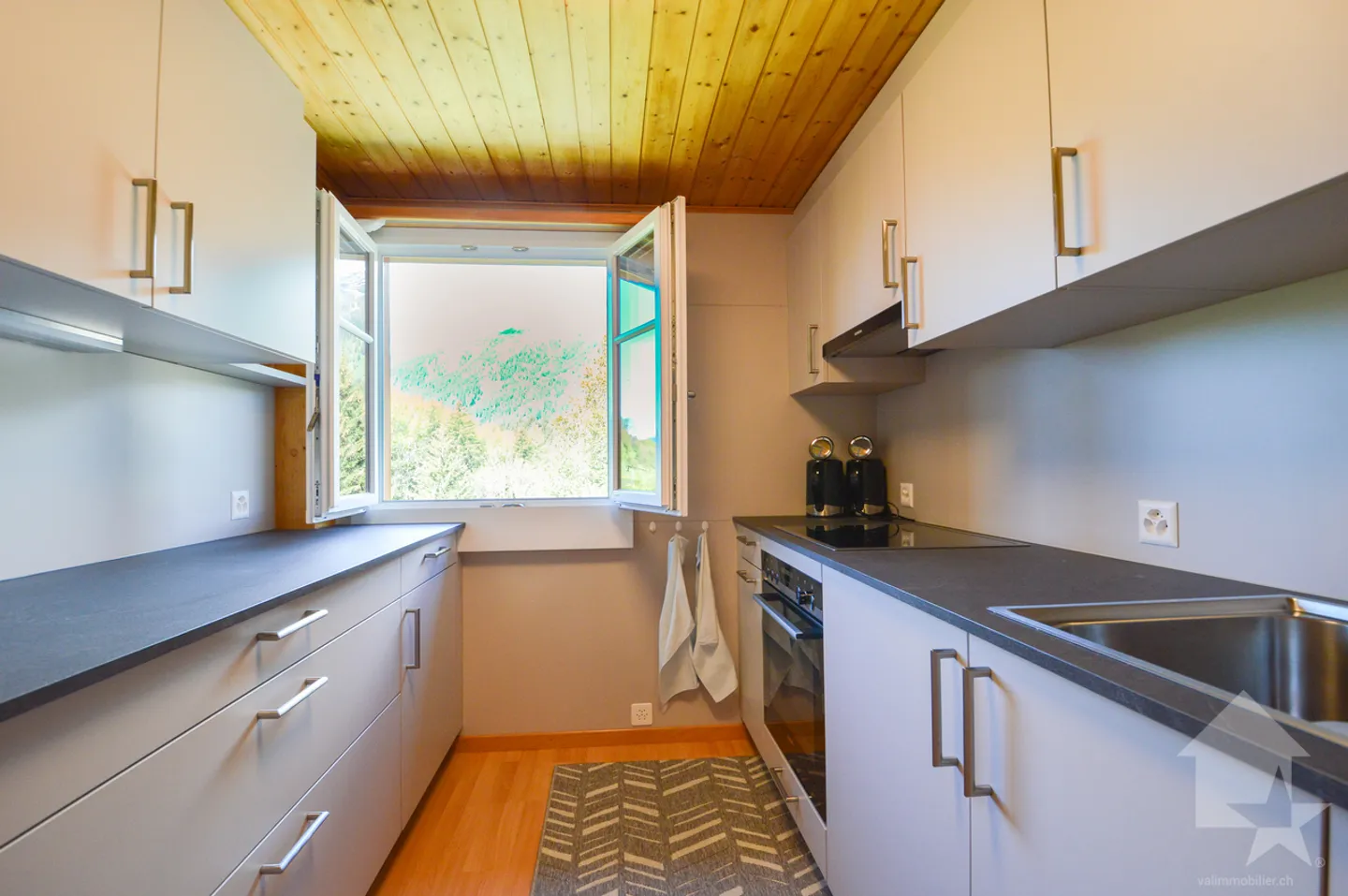 Perfectly maintained residential building for flexible use - Photo 6 of 13