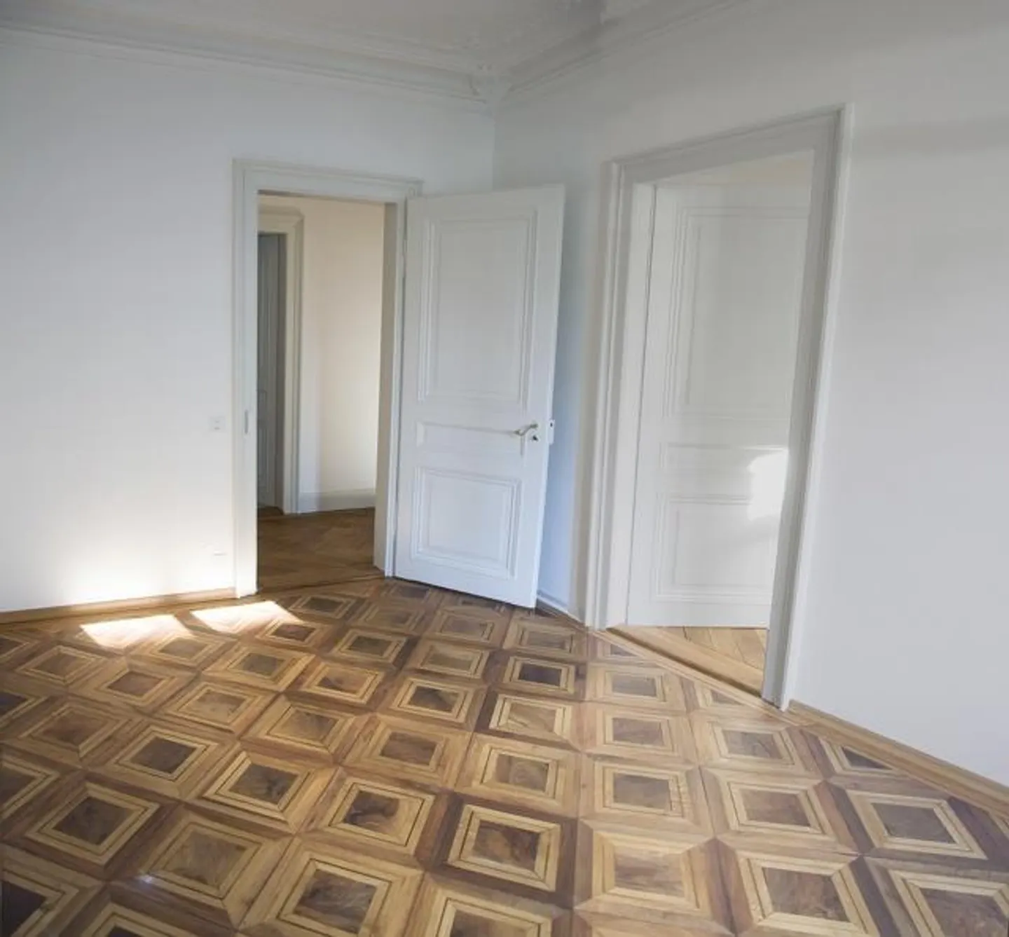 Charming old-style apartment with balcony - Photo 3 of 11