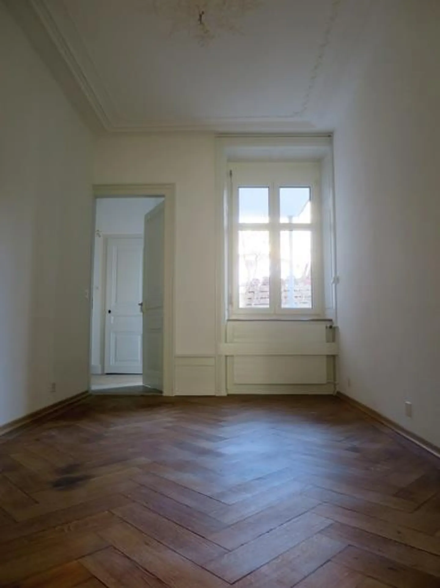 Charming old-style apartment with balcony - Photo 6 of 11