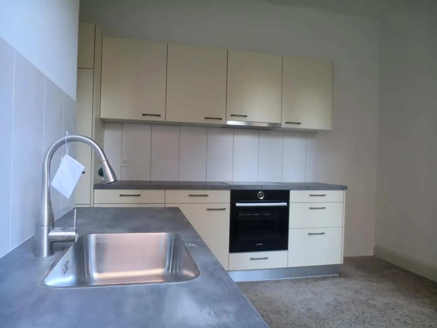 Charming old-style apartment with balcony - Photo 8 of 11
