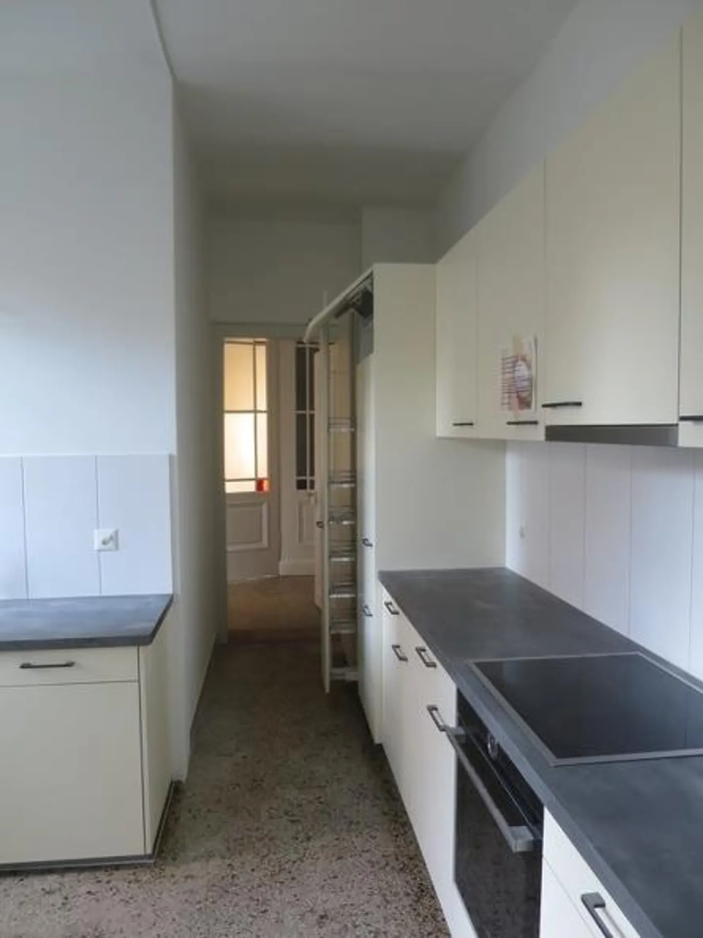 Charming old-style apartment with balcony - Photo 9 of 11