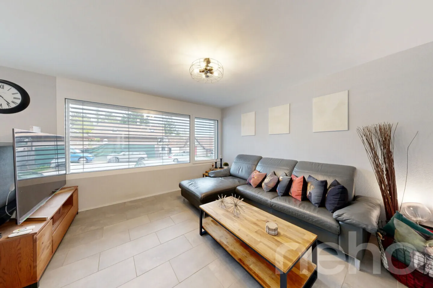 Stunning excavated house with private garden and lake view! - Photo 5 of 12