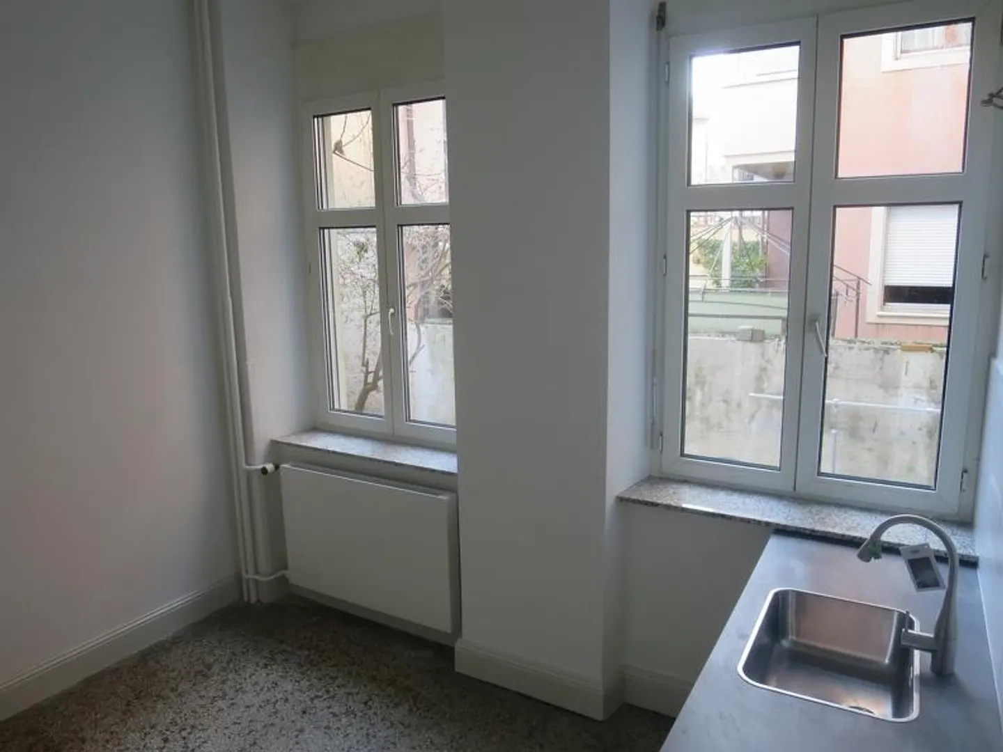 Charming old-style apartment with balcony - Photo 10 of 11