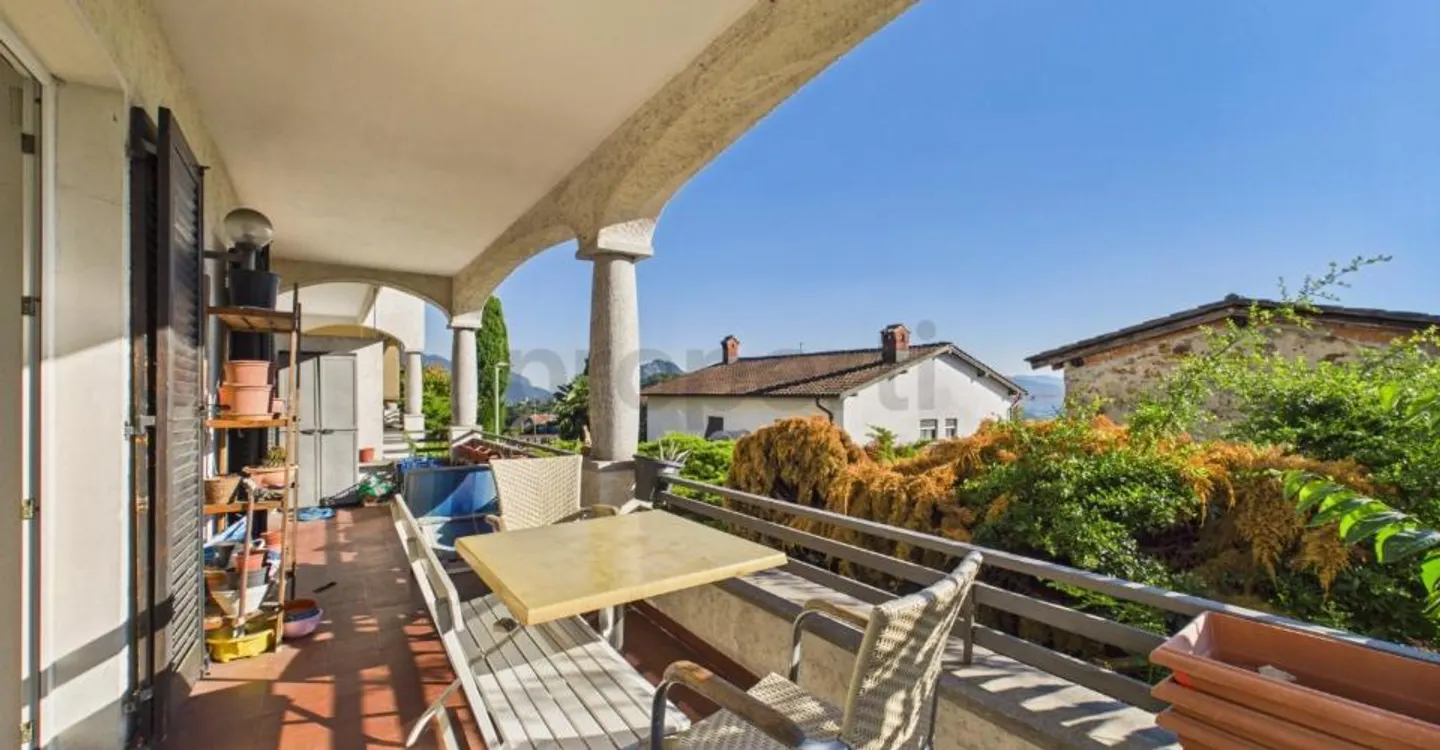 Wohnung mit großer Terrasse, Gemeinschaftspool und Holzofen - Foto 5 von 6