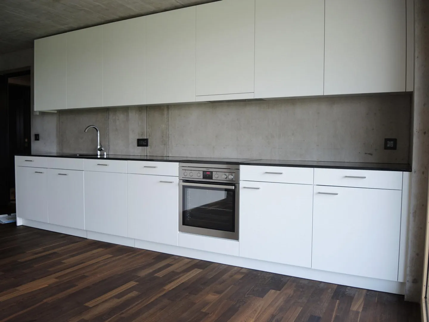 Modern 2.5 room apartment near the center with balcony for rent - Photo 2 of 4