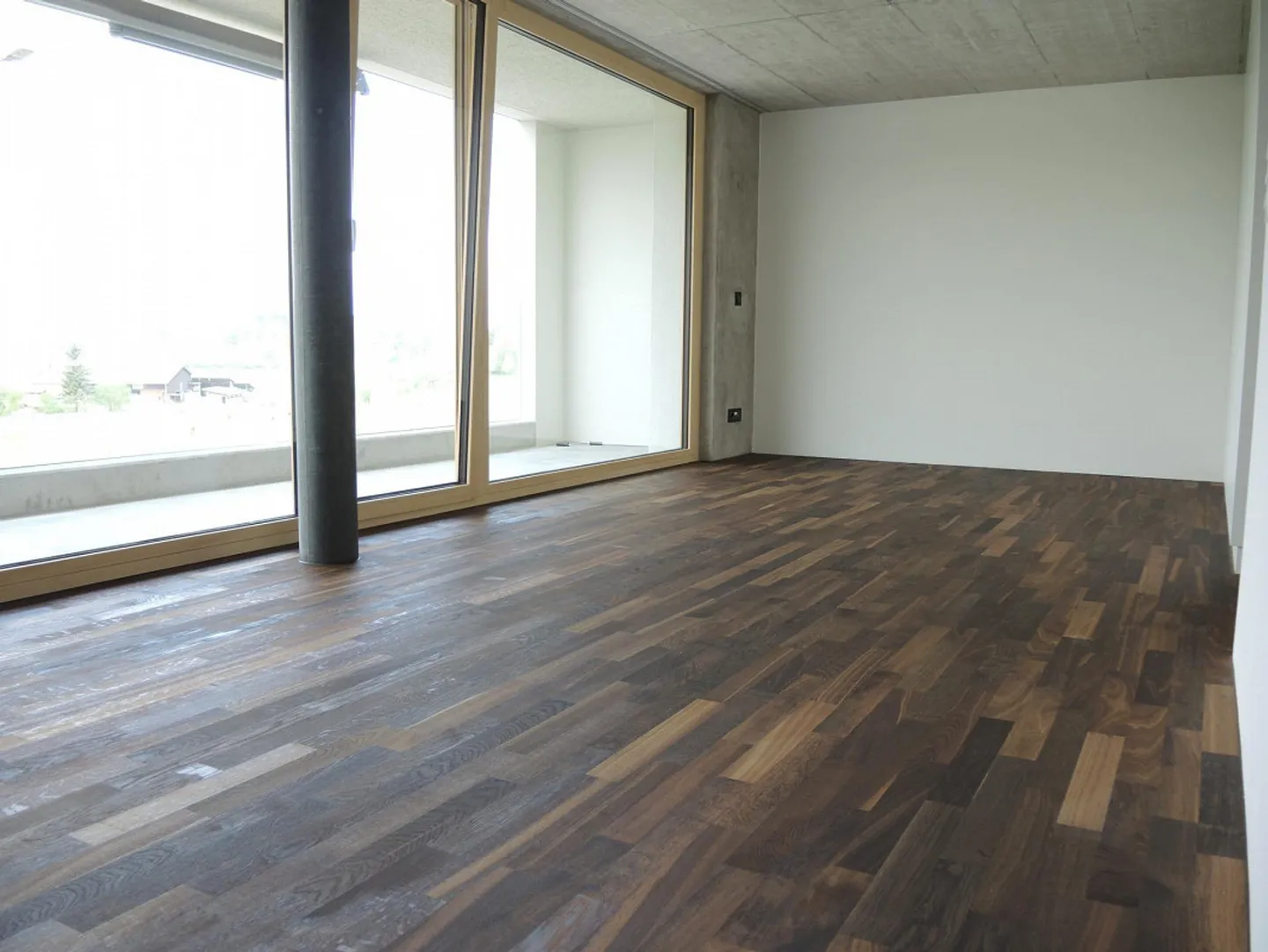 Modern 2.5 room apartment near the center with balcony for rent - Photo 3 of 4